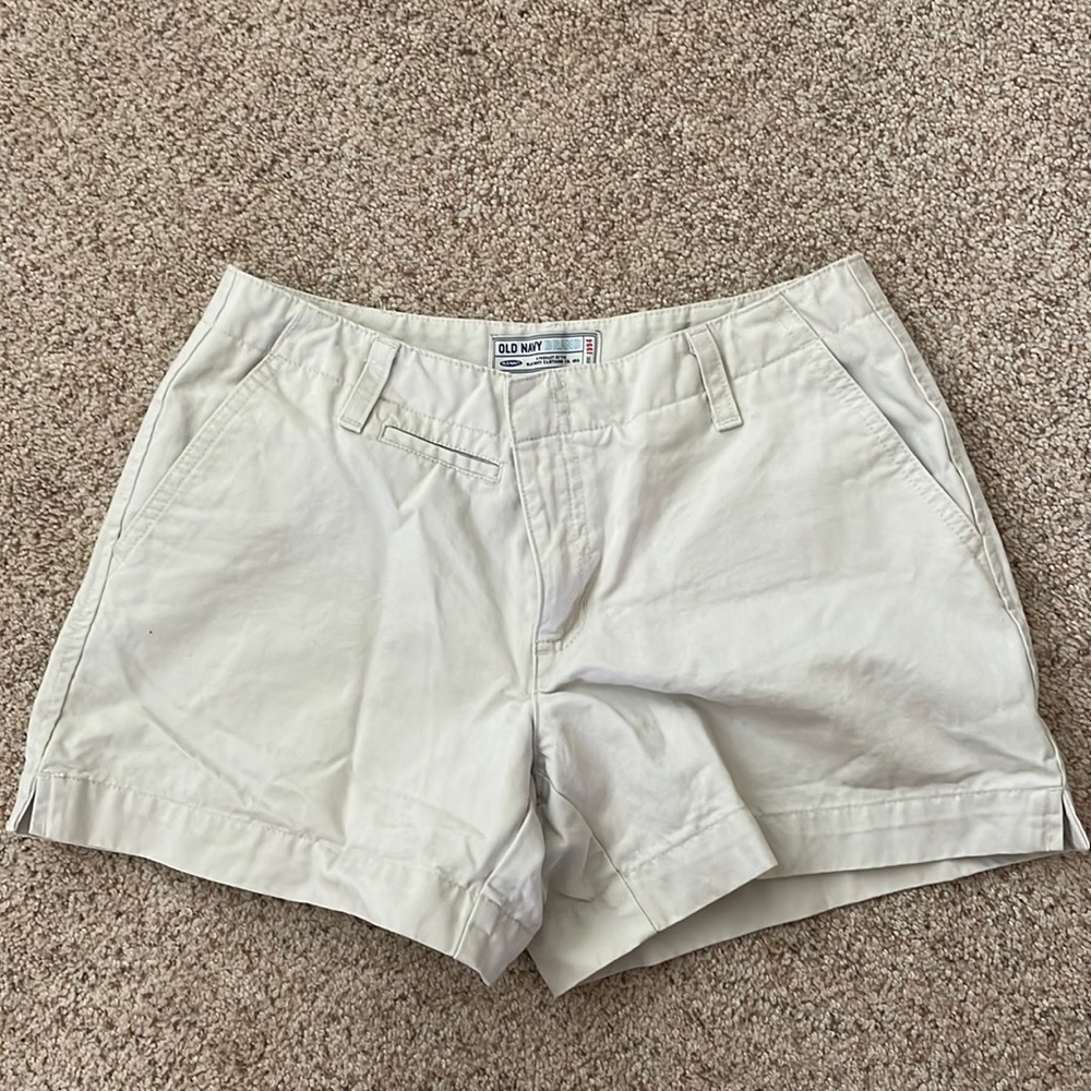 White/cream cargo shorts